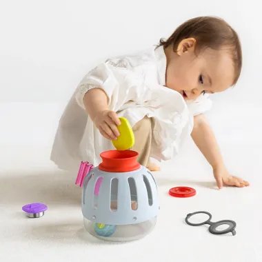 Vaikas žaidžia su 1Curiosity žibintu – įdeda ir ištraukia formas