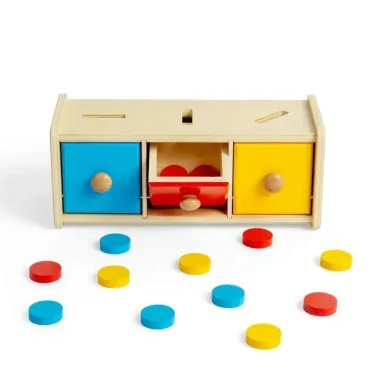 Vaikiškas medinis žaidimas su trimis stalčiukais ir spalvotomis monetomis
