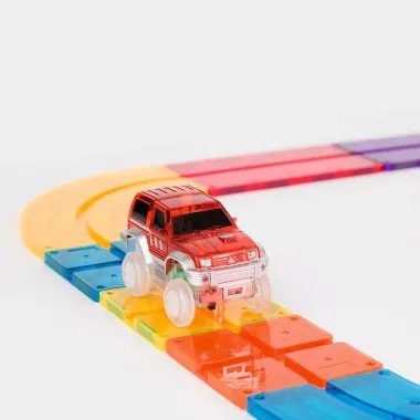 Magnetinės trasos raudona mašinytė trasoje