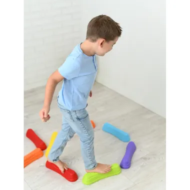 Vaikas lavina pusiausvyrą eidamas Balance Steps laipteliais