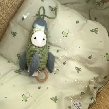 Žalia patalynė vaikams su raketomis 100x140 cm