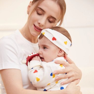 Mama ir kūdikis, mergaitė kramto Smily Mia kramtuką