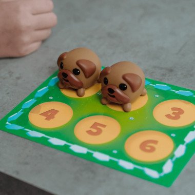 Atmintieslavinimo žaidimas vaikams su mielais šuniukais