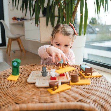 Mergaitė dėlioja loginį žaidimą Smart Games Wolf & The 7 goats