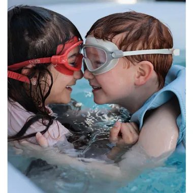 Raudoni ir balti platūs plaukimo akiniai vaikams (3-8 m.) ir vaikai