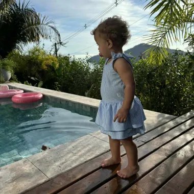 Mergaitė su Vanilla Copenhagen maudymosi kostiumėliu