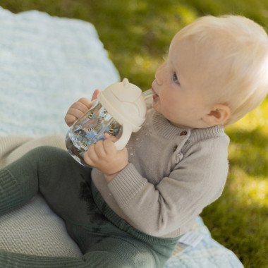 Vaikas geria iš gertuvės vaikams nuo 6 mėnesių su šiaudeliu