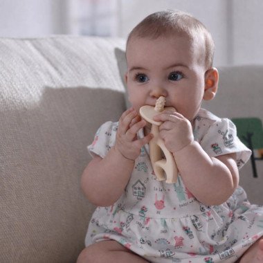 Mergaitė kramto rusvą Mombella kramtuką Drambliuką