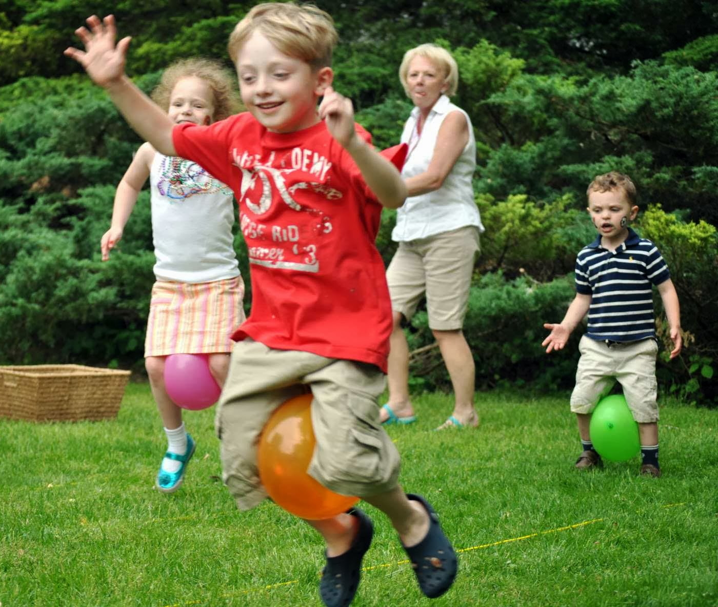 Jautra Lieldienu spēle ģimenei pagalmā