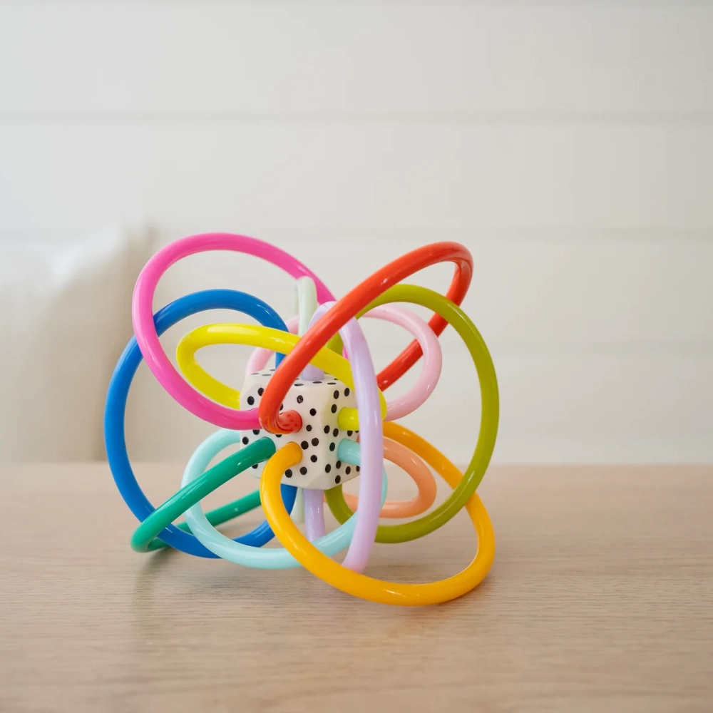 Spalvingas barškutis naujagimiams