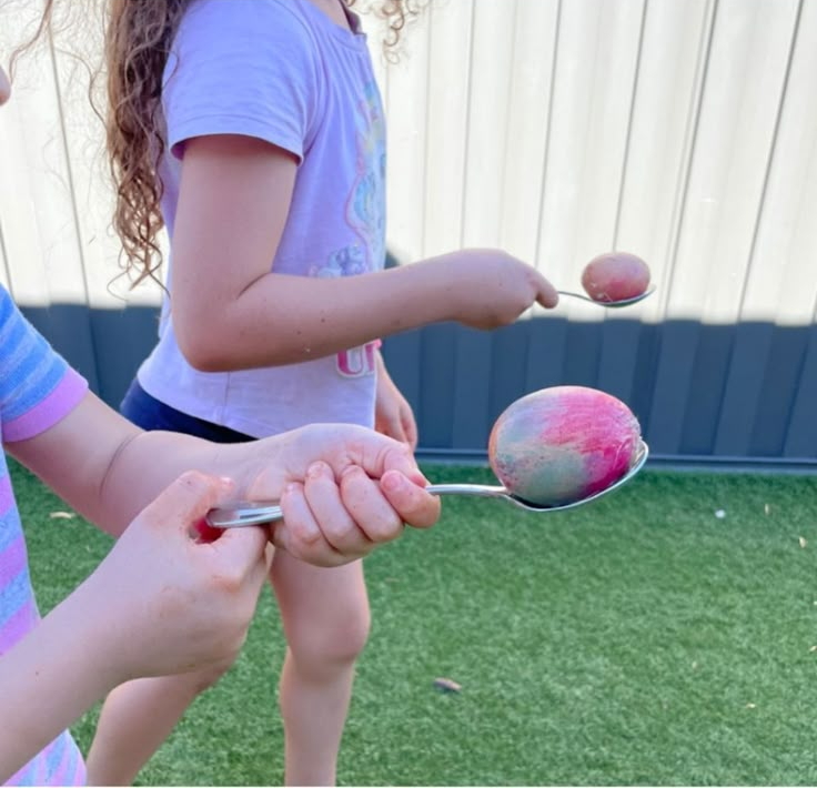 Jautra Lieldienu spēle ģimenei pagalmā