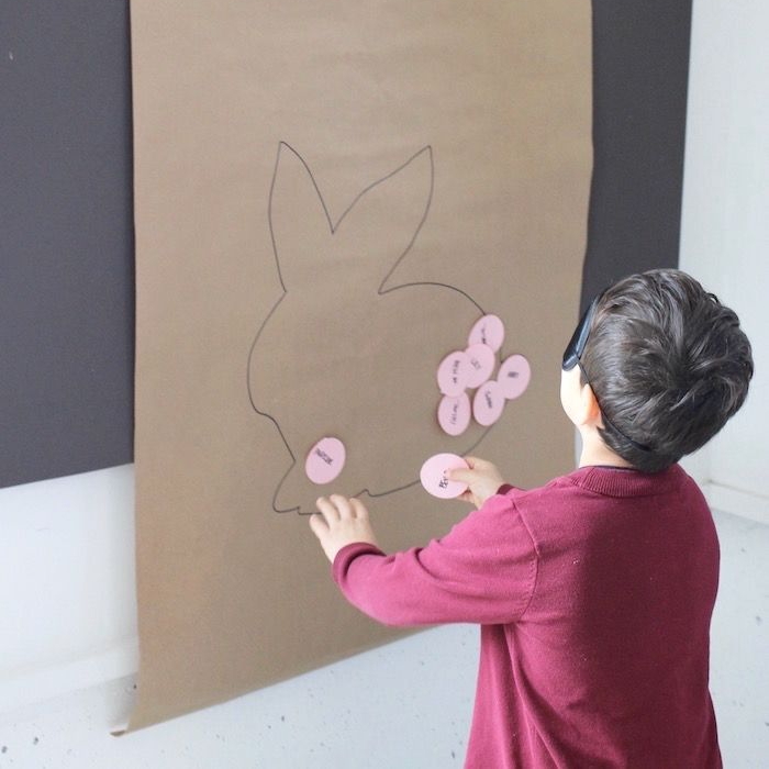 Lieldienu spēle bērniem, lai pielīmētu zaķa asti