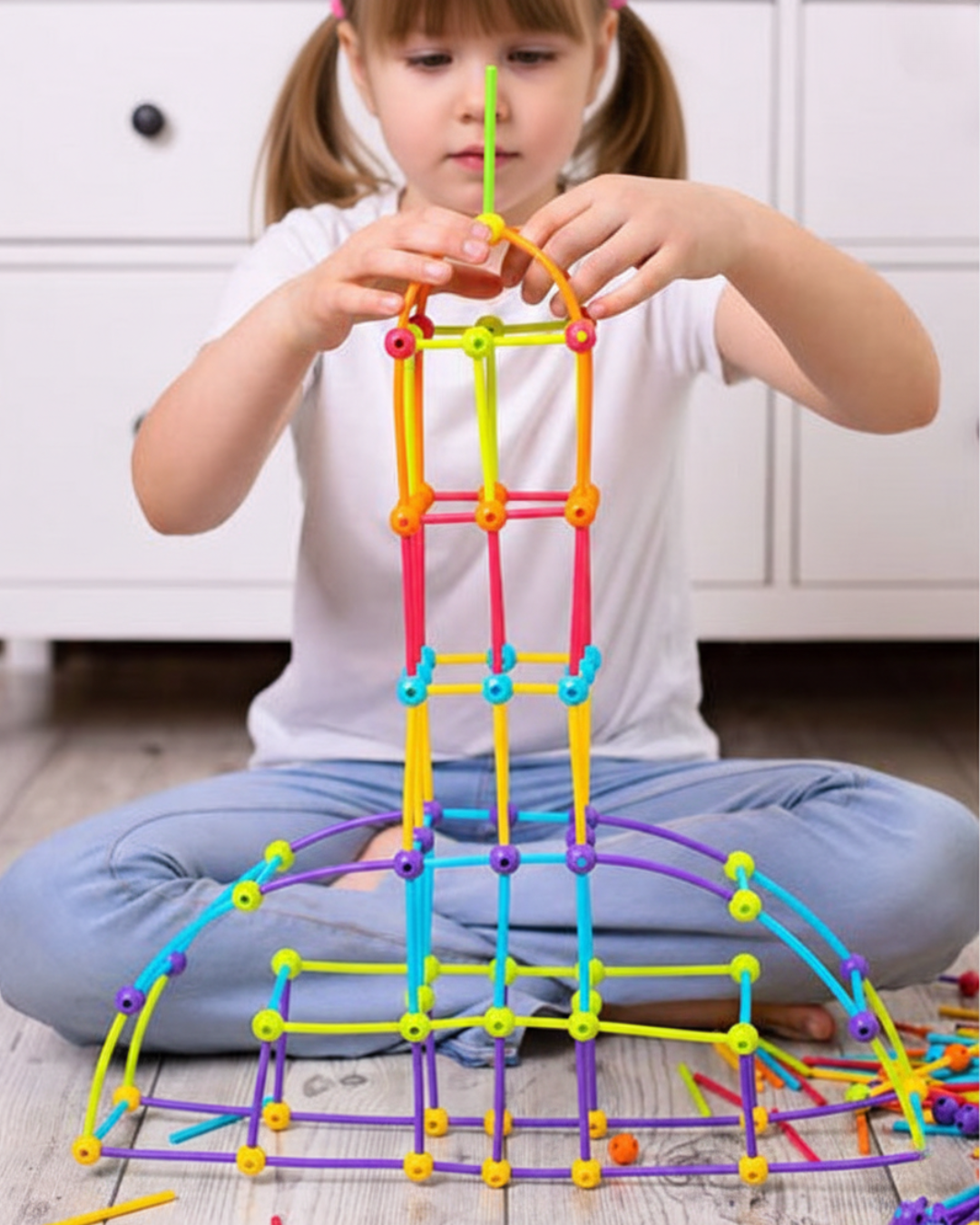 Vaikas konstruoja konstruktorių, lavinamas kūrybiškumas ir problemų sprendimo įgūdžiai